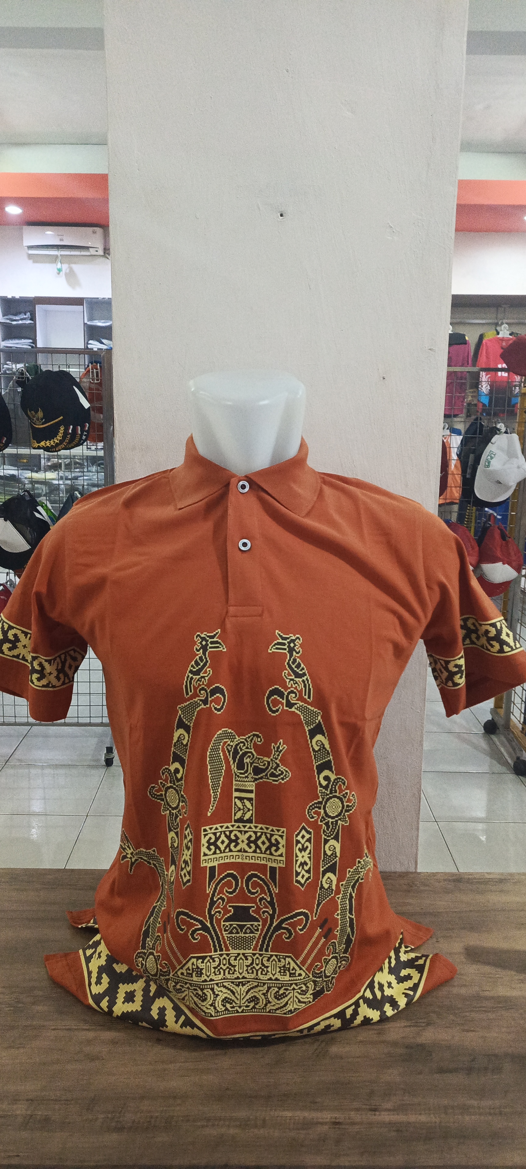 Polo Dayak Gagang Mandau Ellanor Combed 24s Oren Bata (Pendek)